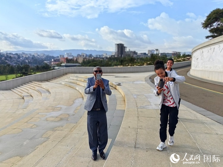 亞的斯亞貝巴友誼廣場的游客與人民網記者互動。人民網記者 陳星星攝