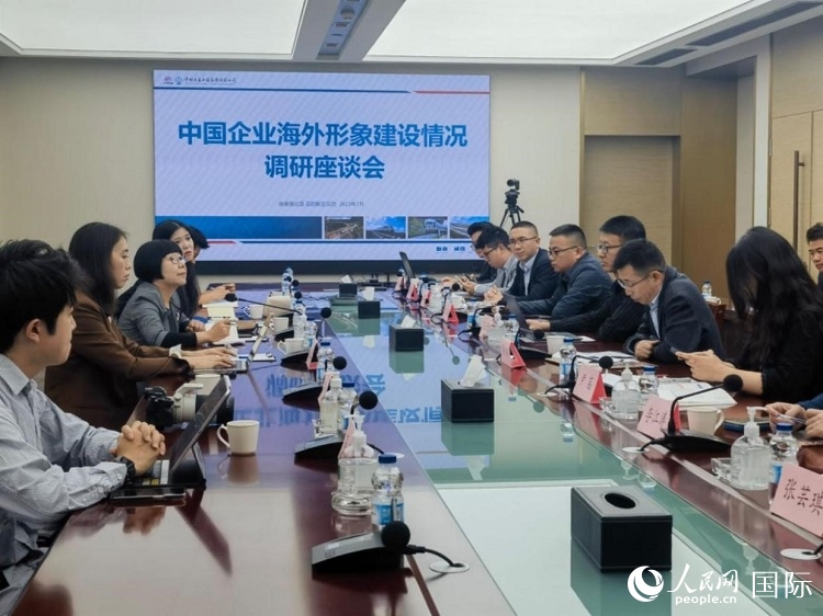 埃塞俄比亞中國商會企業(yè)代表與人民網記者座談。人民網記者 劉寧攝