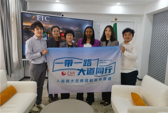 埃塞俄比亞投資委主任萊利斯（右三）、萬(wàn)巧云（左二）與人民網(wǎng)記者合影。