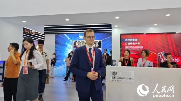9月2日，英國(guó)館館長(zhǎng)、英國(guó)商業(yè)貿(mào)易部市場(chǎng)推廣主管康鵬接受人民網(wǎng)記者采訪。人民網(wǎng)記者 趙雯博攝