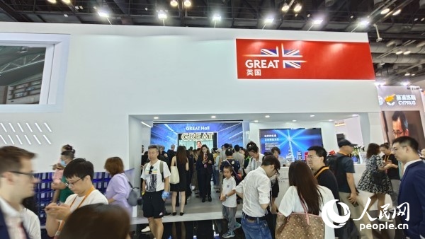 9月3日，英國(guó)館吸引參展觀眾駐足。人民網(wǎng)記者 趙雯博攝