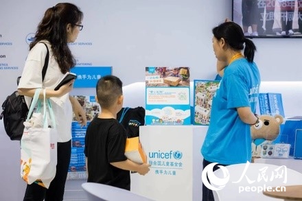 9月2日，觀眾駐足聯(lián)合國(guó)兒童基金會(huì)展館。圖片由聯(lián)合國(guó)兒童基金會(huì)提供