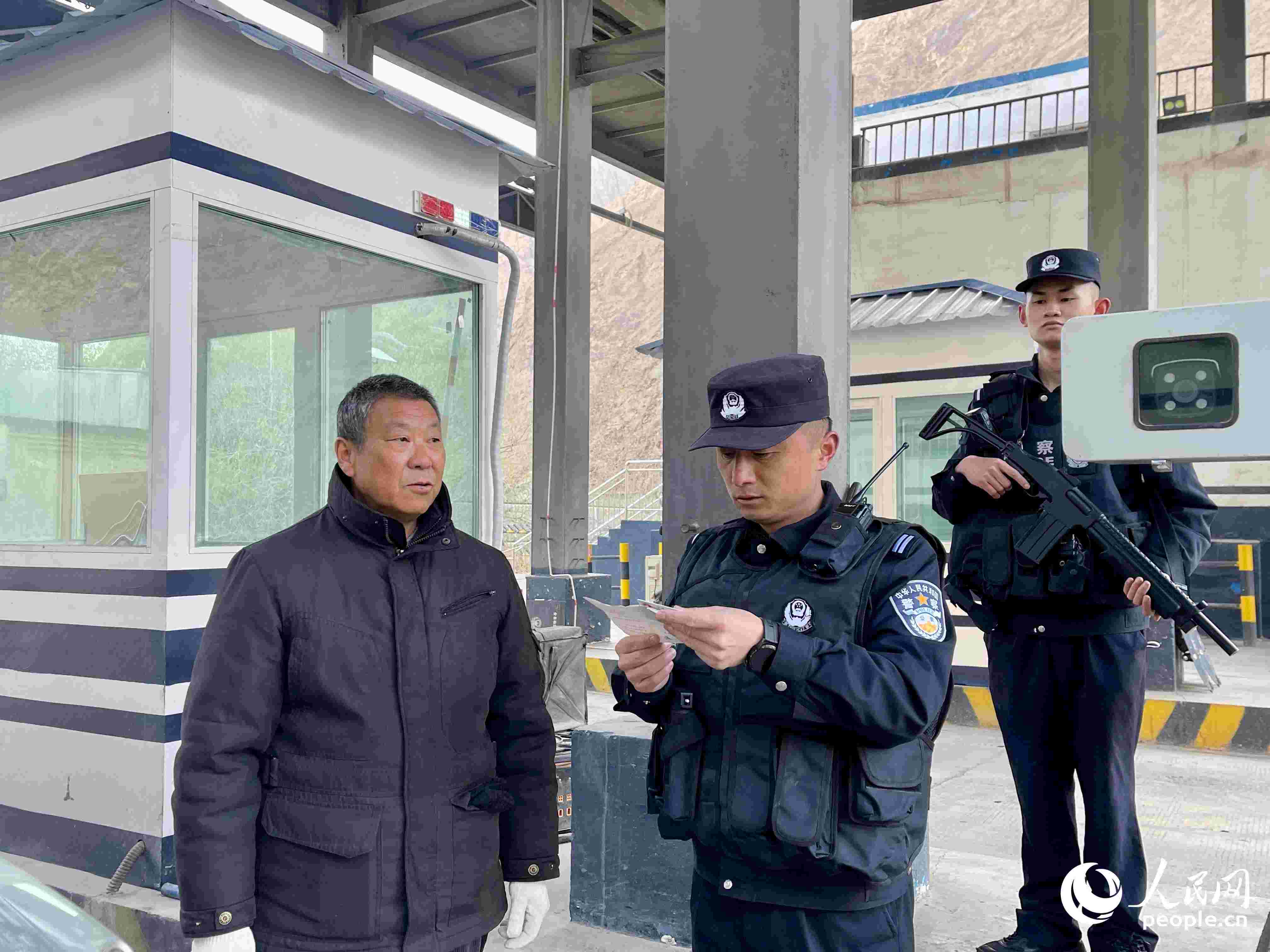 2023年5月10日，在庫(kù)地邊境檢查站，陳暢核對(duì)進(jìn)出邊境管理區(qū)人員信息。人民網(wǎng) 周靜圓攝