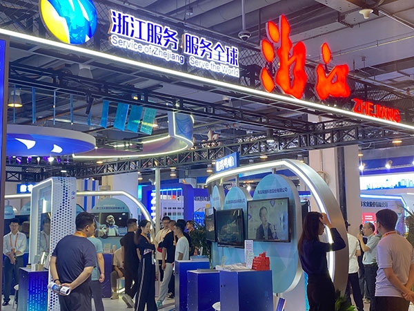 在浙江省交易團(tuán)展區(qū)，數(shù)字支付技術(shù)吸引了觀展群眾的目光。人民網(wǎng)記者 李彤?dāng)z