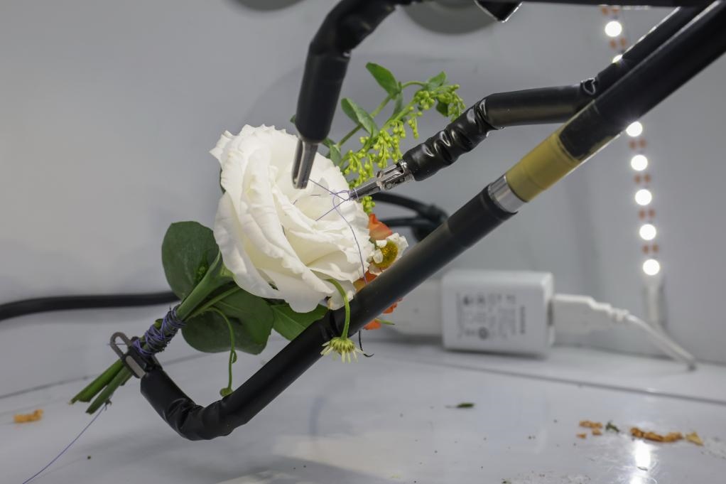 9月4日，在服貿(mào)會首鋼園區(qū)北京友誼醫(yī)院展臺，圖邁單臂腔鏡手術(shù)機(jī)器人用手術(shù)線打結(jié)。新華社記者 張玉薇 攝