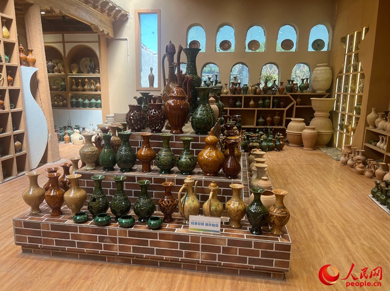 土陶展覽館內(nèi)展示的精美土陶制品。人民網(wǎng)記者 常雪梅攝