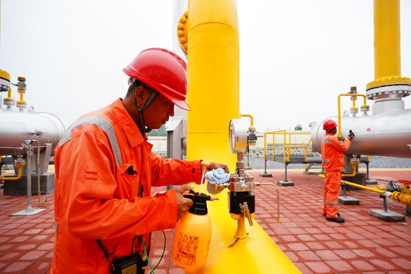 西氣東輸湖廣輸氣分公司員工在投產(chǎn)現(xiàn)場進(jìn)行天然氣驗(yàn)漏檢測。唐瑋峰攝