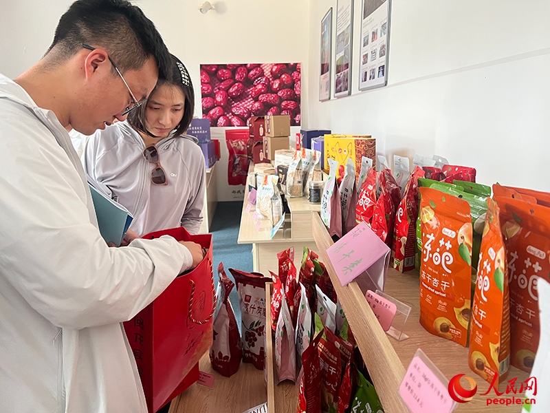 消費者在選購產(chǎn)品。人民網(wǎng)記者 常雪梅攝