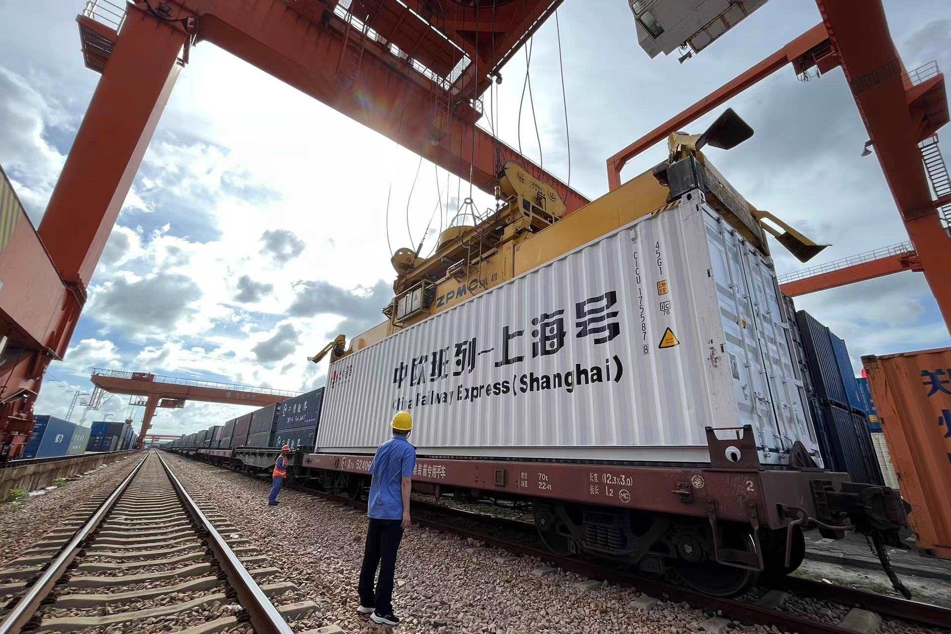 鐵路上海貨運(yùn)中心閔行站貨場內(nèi)，吊機(jī)在貨運(yùn)員的監(jiān)裝下進(jìn)行裝車落箱作業(yè)。人民網(wǎng) 皇甫萬里攝