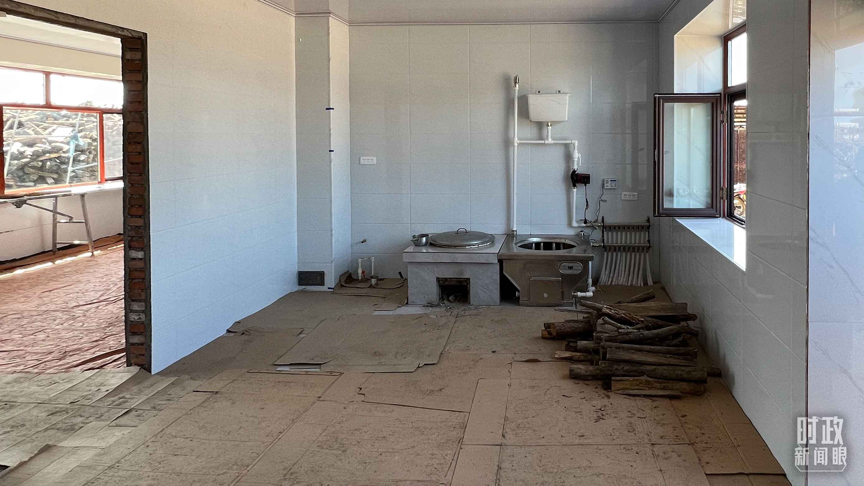 △龍王廟村內(nèi)，受災(zāi)房屋內(nèi)部正在進行翻修。（總臺央視記者邢彬拍攝）