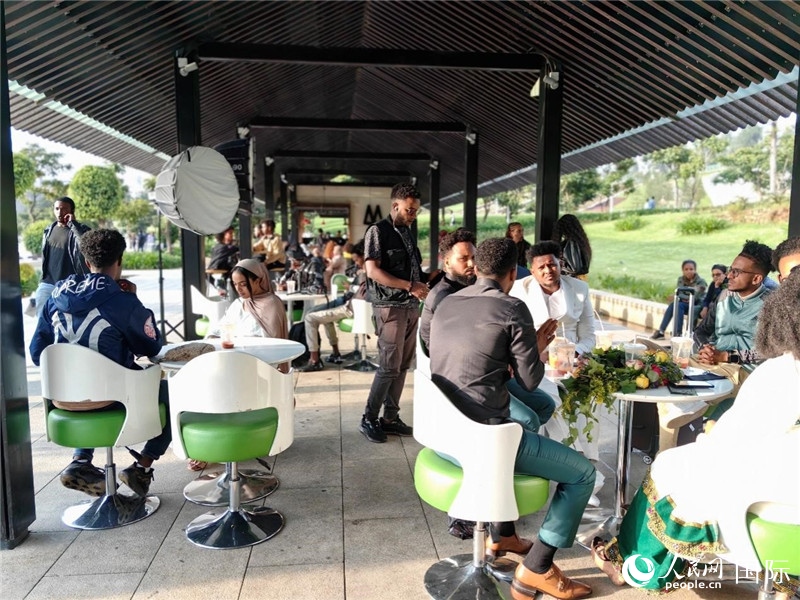 友誼廣場的果汁店一座難求。人民網(wǎng)記者 陳星星攝