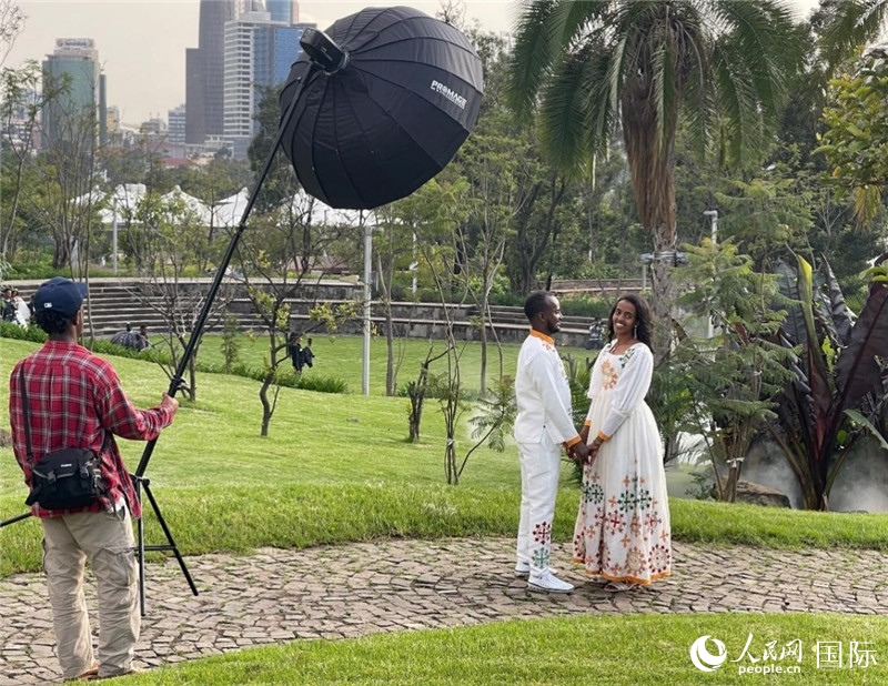 一對新人在友誼廣場拍照。人民網(wǎng)記者 趙艷紅攝