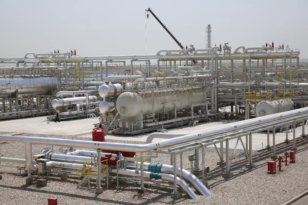 圖為位于伊拉克米桑省阿瑪拉市，由中國(guó)石油、道達(dá)爾、馬來(lái)西亞石油合資建設(shè)的哈法亞油田油氣處理站。中國(guó)石油哈法亞公司/供圖