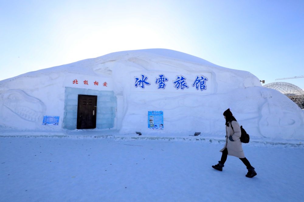 游客從北極村冰雪旅館的一個(gè)房間前走過（2018年1月31日攝）。