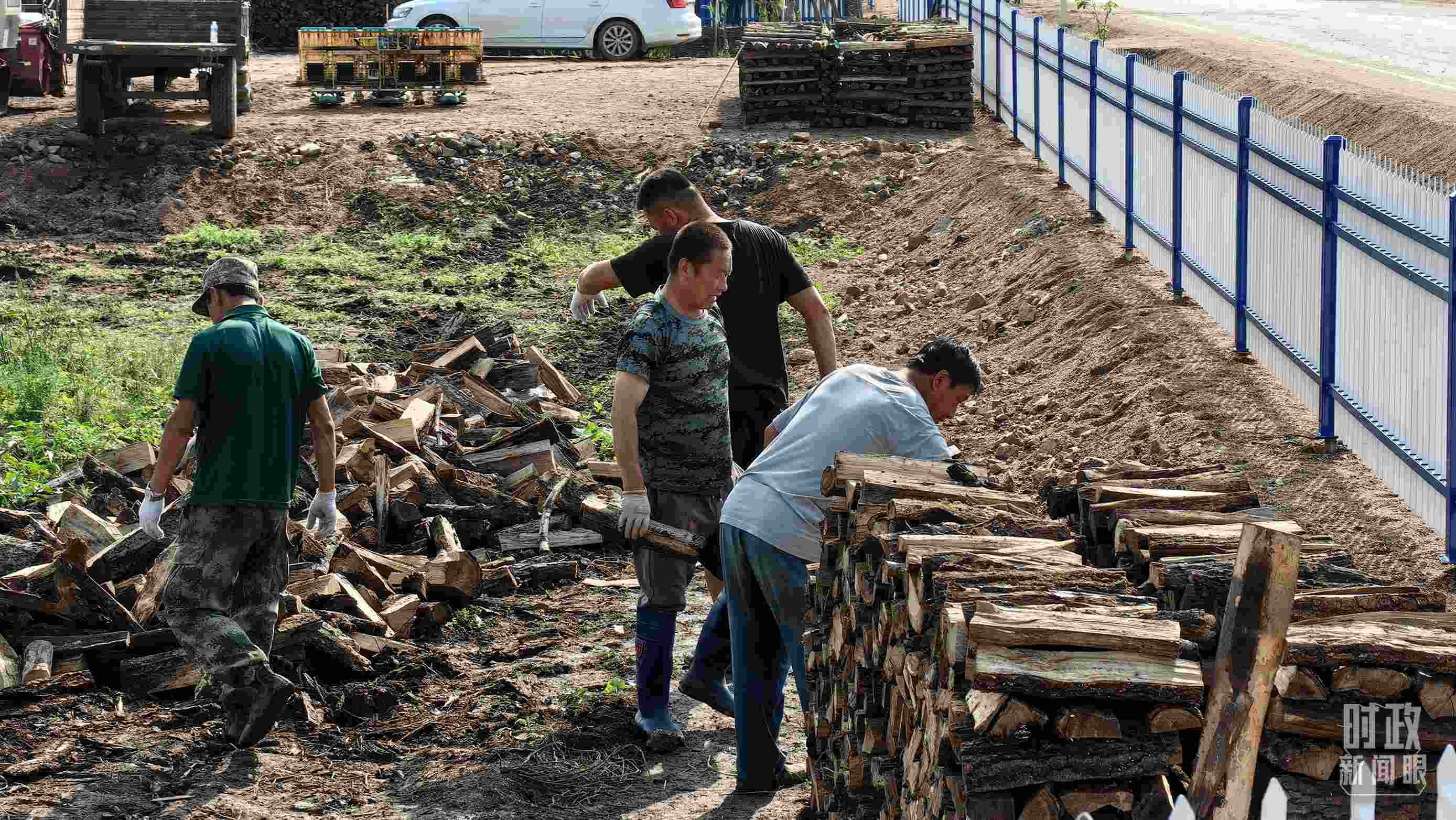 △村民正在整理家中被洪水沖垮的柴火垛。（總臺央廣記者潘毅拍攝）