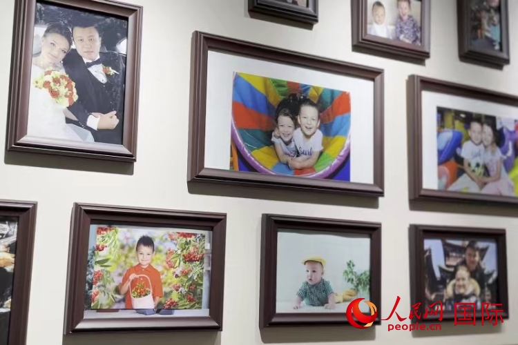 照片墻記錄每個(gè)幸福的瞬間。 人民網(wǎng) 皇甫萬里攝