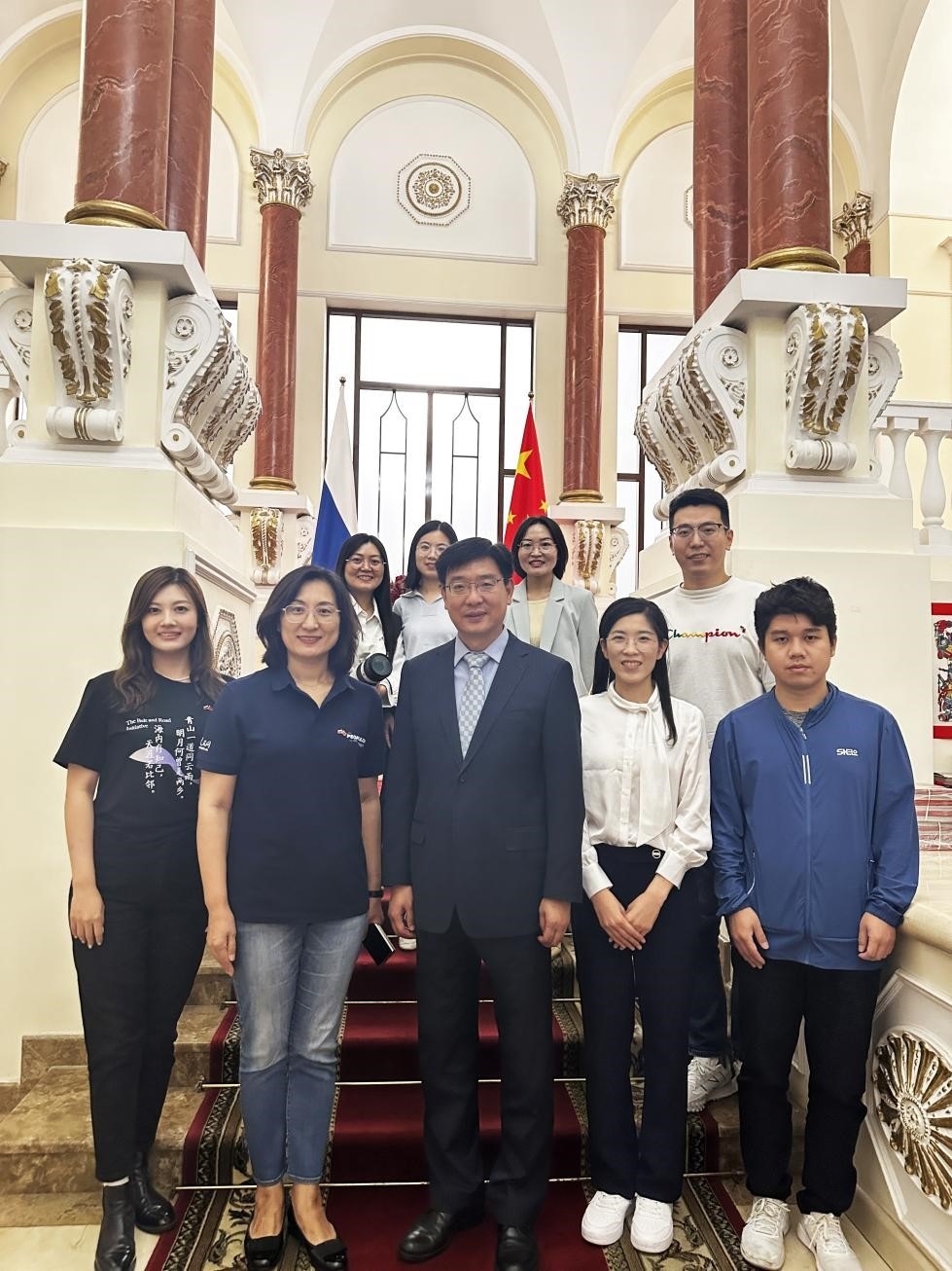 中國駐俄羅斯大使館公使銜文化參贊、莫斯科中國文化中心主任封立濤（前排中）與人民網(wǎng)記者合影。