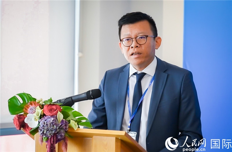 圖為中遠(yuǎn)海運(yùn)(歐洲)公司副總裁李震宇致辭。人民網(wǎng) 郭錦標(biāo)攝