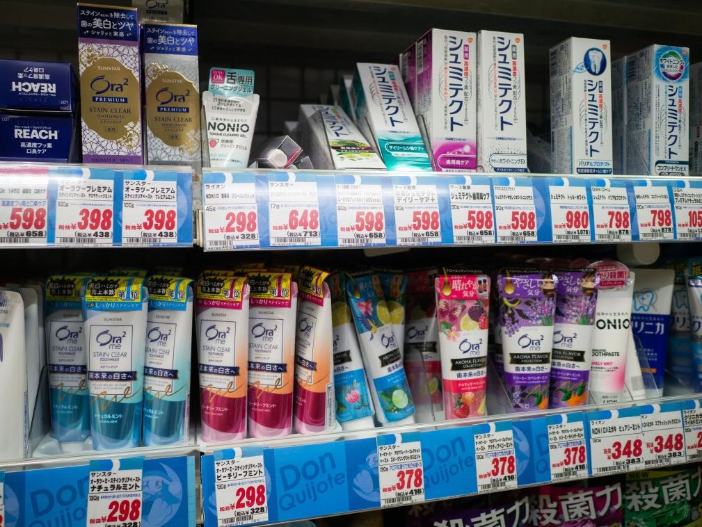 這是8月16日在日本東京新宿一商場拍攝的貨架。新華社記者張笑宇攝