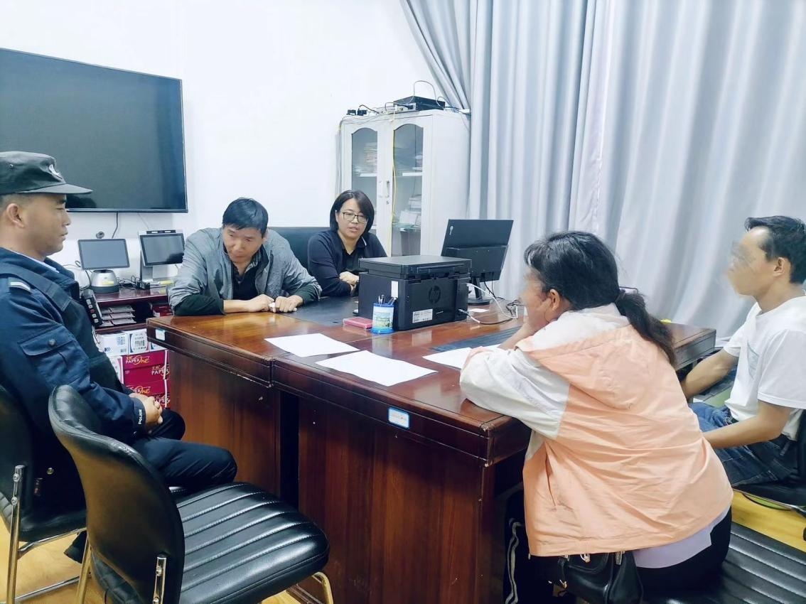 2023年8月4日，和立峰（左二）在調(diào)解一起家庭婚姻糾紛。受訪者供圖