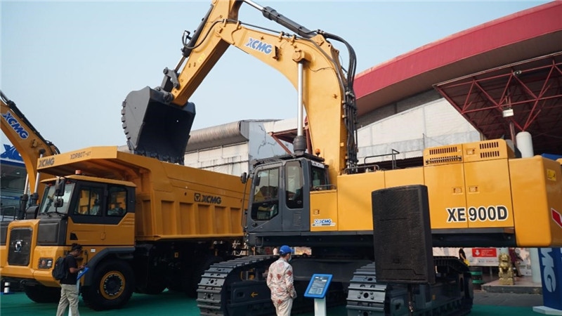 徐工集團(tuán)展出的90噸礦用挖掘機(jī)與80噸自卸車。石偉攝影