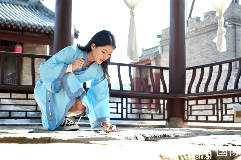 圖為選手在“曲水流觴亭”將“桃心”蠟燭放入渠中。人民網 盧鵬宇攝