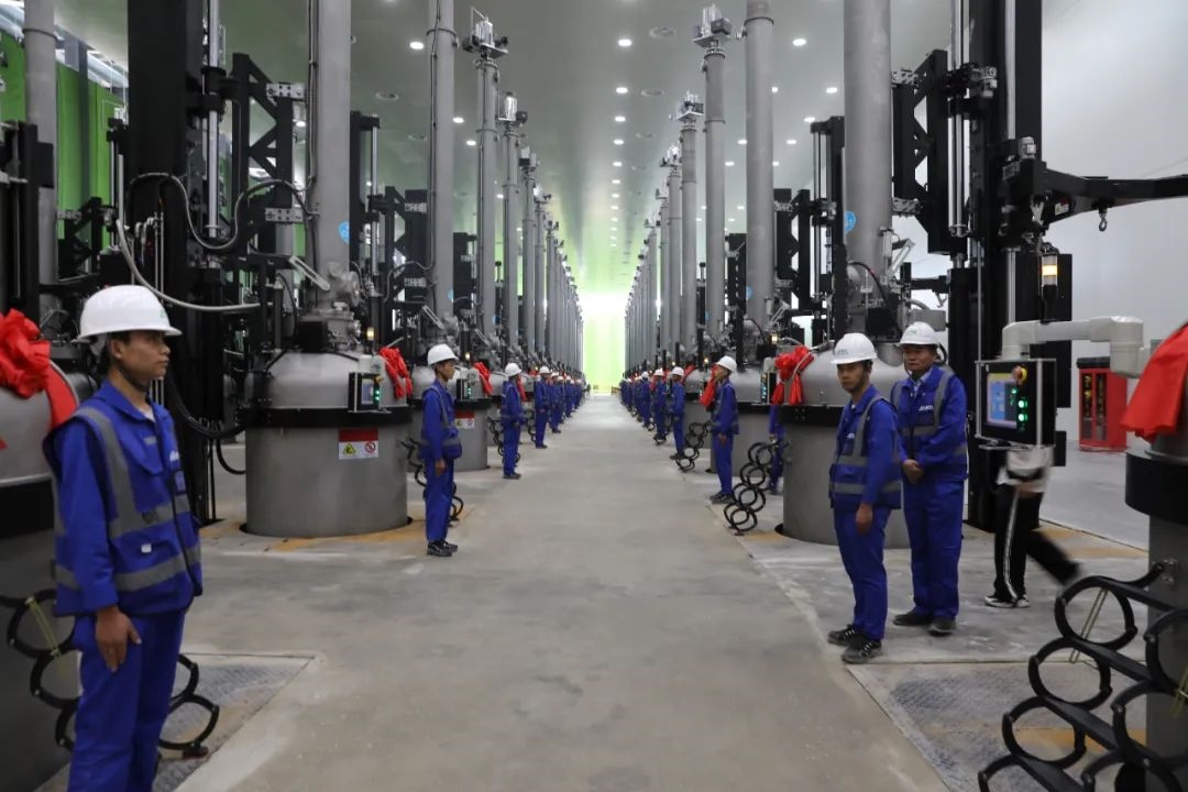 晶科能源二期20GW拉棒切方項(xiàng)目投產(chǎn)現(xiàn)場(chǎng)。南川工業(yè)園區(qū)管委會(huì)供圖