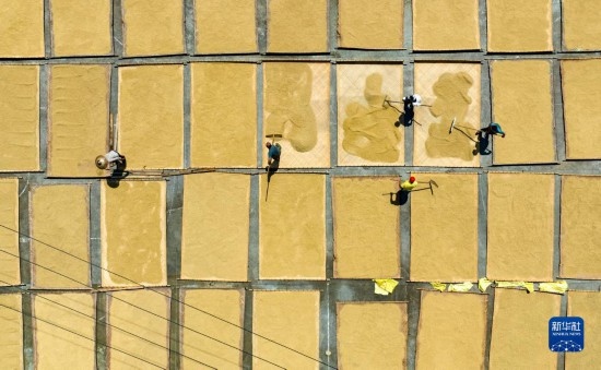 9月16日，在湖南省懷化市通道侗族自治縣萬佛山鎮(zhèn)溪上村，村民在晾曬稻谷（無人機(jī)照片）。