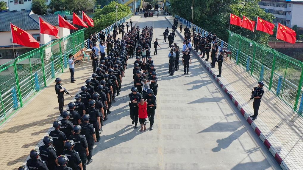 圖為涉詐犯罪嫌疑人移交我方。