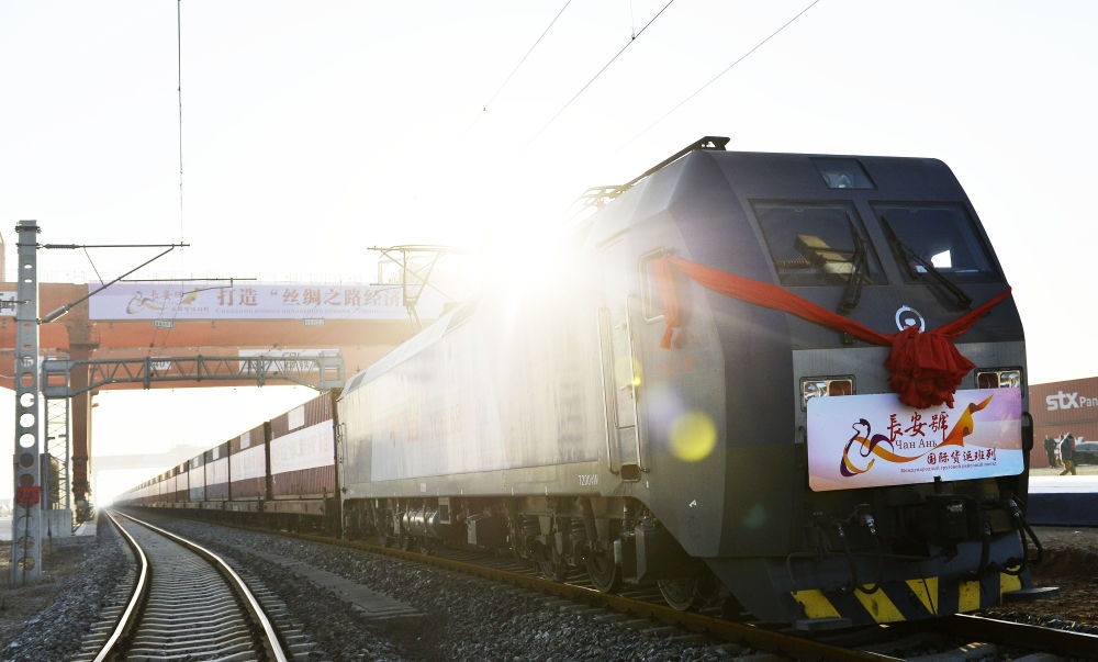 2013年11月28日，首趟由西安發(fā)往哈薩克斯坦阿拉木圖的長安號(hào)國際貨運(yùn)列車等待出發(fā)。新華社記者 劉瀟 攝