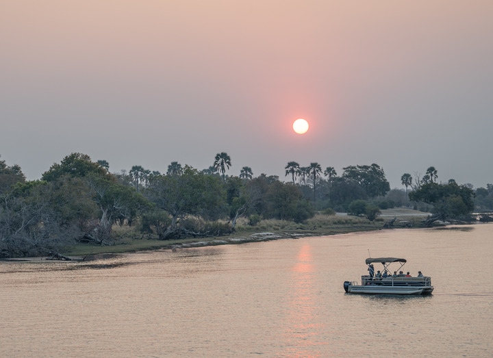 8月23日，在贊比亞拍攝的贊比西河上的游船。