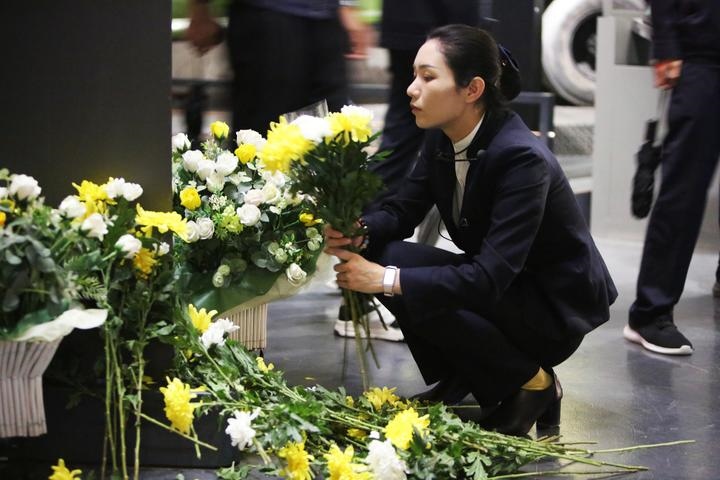 9月18日，工作人員在侵華日軍第七三一部隊(duì)罪證陳列館整理花束。新華社記者 石楓 攝