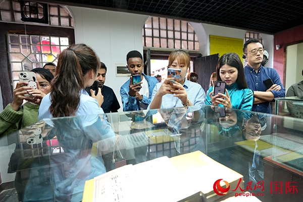 選手們認真聆聽導游講解。人民網(wǎng) 盧鵬宇攝