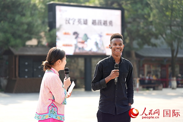 選手王安（乍得）挑戰(zhàn)“漢字英雄·越戰(zhàn)越勇”游戲。人民網(wǎng) 盧鵬宇攝