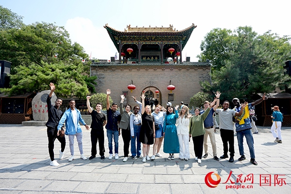 選手們在御書樓前合影。人民網(wǎng) 盧鵬宇攝