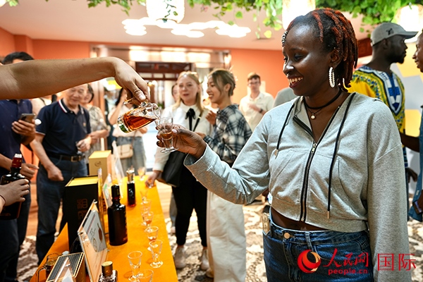 來自肯尼亞的莉迪亞在品嘗蜂蜜酒。人民網 盧鵬宇攝