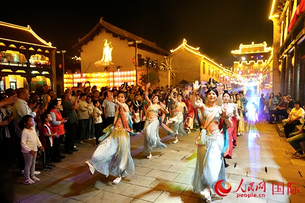 古城巡游隊(duì)伍。人民網(wǎng) 盧鵬宇攝