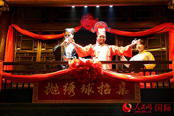 拋繡球。人民網(wǎng) 盧鵬宇攝