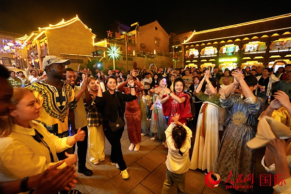 選手們和演員們一起舞蹈。人民網(wǎng) 盧鵬宇攝