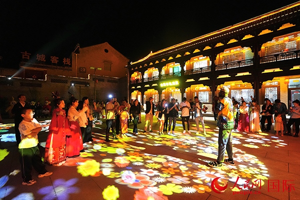 選手們和演員們一起載歌載舞。人民網(wǎng) 盧鵬宇攝