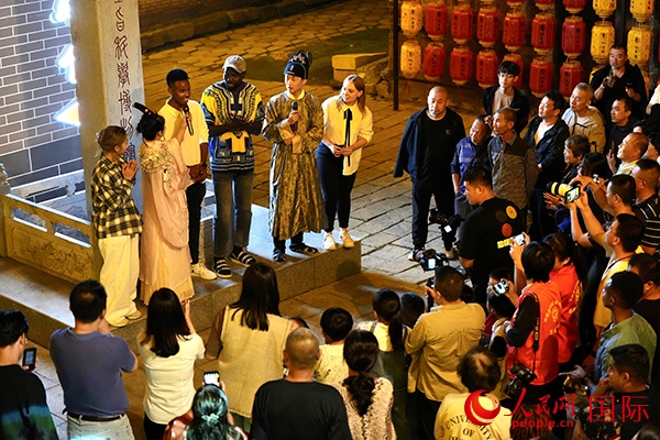 選手們一起演唱《大中國(guó)》。人民網(wǎng) 盧鵬宇攝