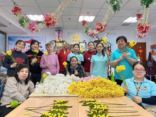 唐占鑫帶領(lǐng)團(tuán)隊(duì)為2022年北京冬奧會(huì)和冬殘奧會(huì)制作頒獎(jiǎng)花束。受訪者供圖