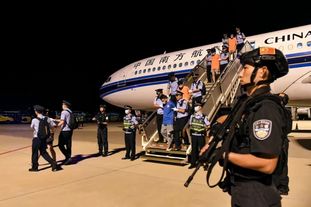153名實施跨境裸聊敲詐的犯罪嫌疑人從印度尼西亞被押解回國。公安部供圖