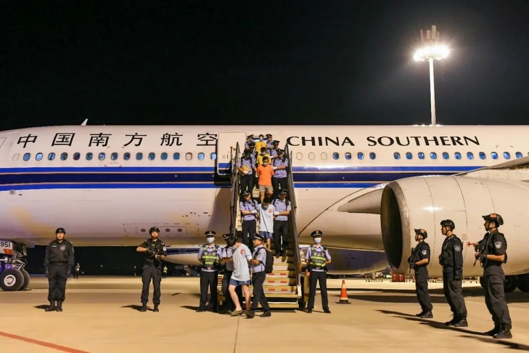 153名實施跨境裸聊敲詐的犯罪嫌疑人從印度尼西亞被押解回國。公安部供圖