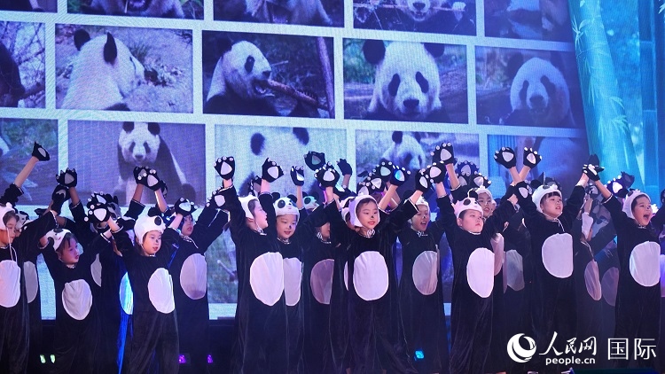 小演員們上演《歡樂功夫熊貓》。人民網(wǎng) 蔣曉辰攝