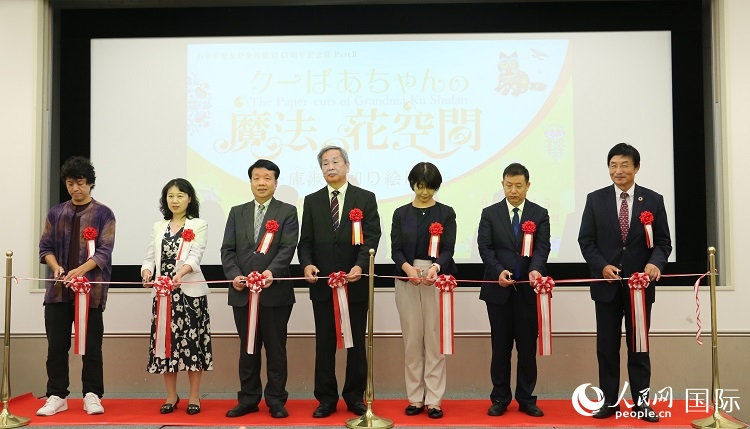 嘉賓共同為開(kāi)幕式剪彩。人民網(wǎng) 許可攝