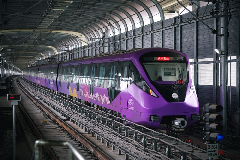 從杭州火車西站出發(fā)，地鐵19號線貫穿杭州火車東站、杭州蕭山機場，“亞運號”地鐵專列運行在這條線路上。