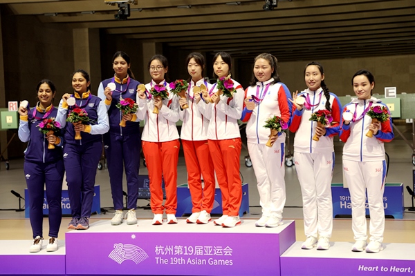9月24日，杭州亞運(yùn)會(huì)射擊女子10米氣步槍團(tuán)體賽頒獎(jiǎng)儀式。人民網(wǎng)記者 胡雪蓉?cái)z