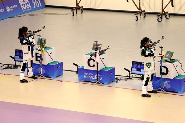 黃雨婷(左)、韓佳予在女子10米氣步槍個(gè)人賽比賽中。人民網(wǎng)記者 胡雪蓉?cái)z