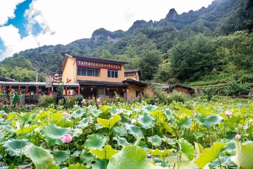 這是8月28日拍攝的華溪村村民開設的農家樂外景。新華社記者 唐奕 攝